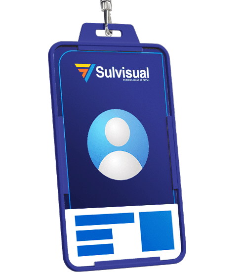 Mulher sorridente fazendo anotações